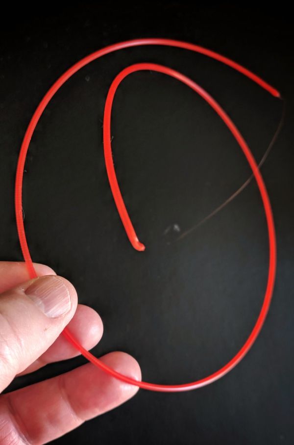 Gros plan sur un fil de filament d'impression 3D