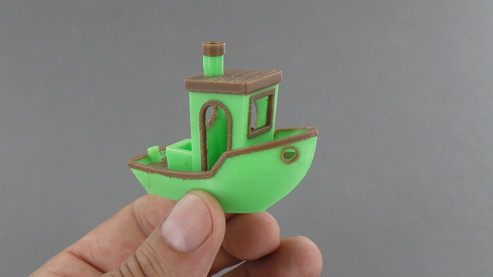 Impresión 3D bicolor sostenida en la mano