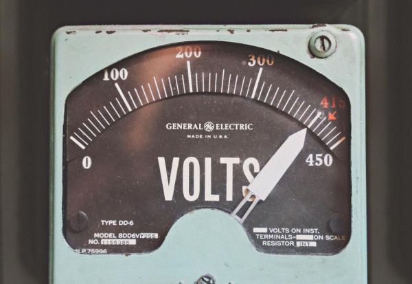 Analoges Voltmeter mit Skala
