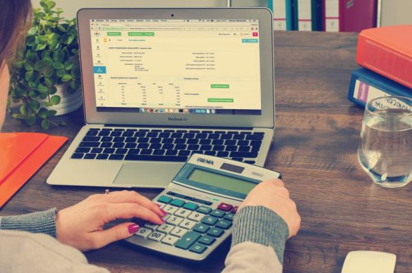 Calculatrice et ordinateur portable sur un bureau