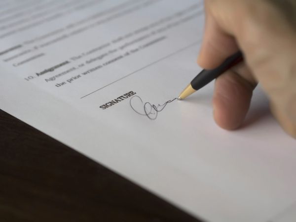 Signature d'un contrat avec un stylo