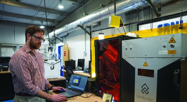Bediener überwacht einen industriellen 3D-Drucker