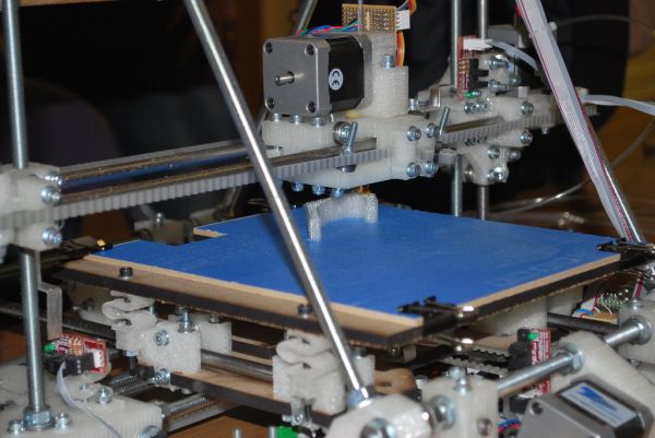 3D-принтер печатает начатый заказ