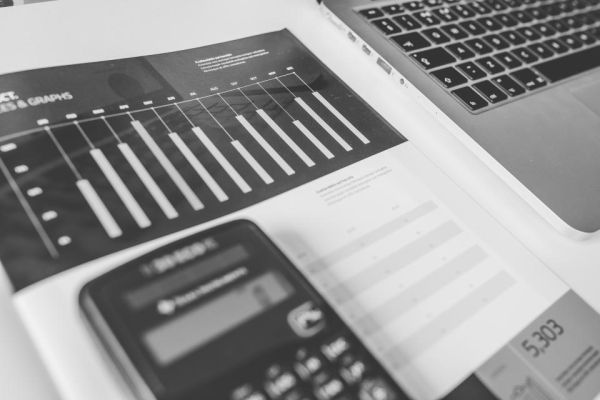 Calculatrice et graphiques à côté d'un ordinateur portable