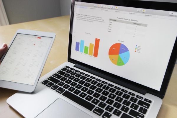 Écran d'ordinateur portable affichant des graphiques en barres et en secteurs pour comparaison