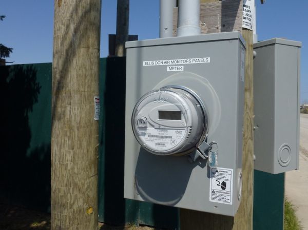 Compteur électrique numérique extérieur sur un poteau