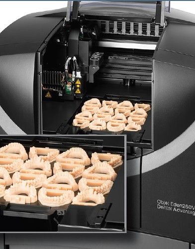 Imprimante 3D à résine industrielle avec pièces imprimées