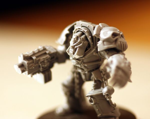 Nahaufnahme einer unbemalten Tabletop-Miniatur