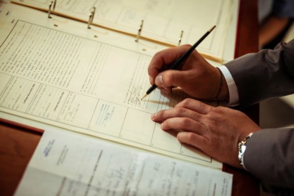 Firma di un documento di garanzia con una penna