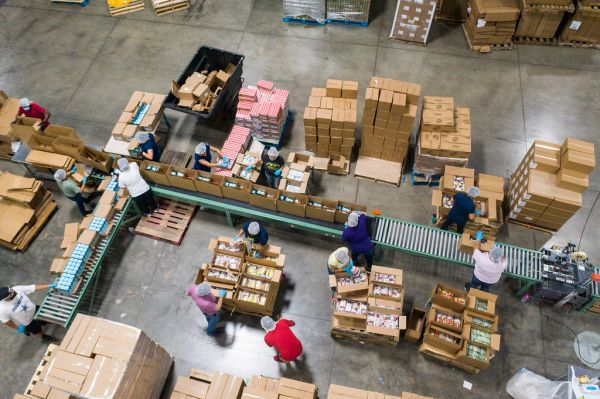 Entrepôt avec cartons sur convoyeur, vue aérienne
